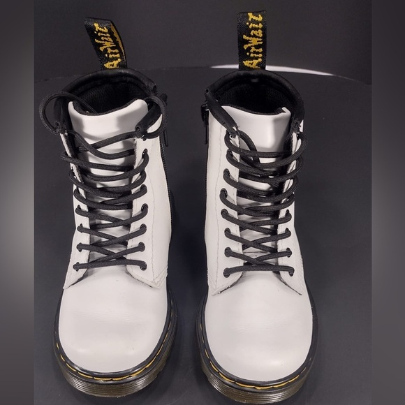 Dr. Martens Other - Dr. Martens White Leather Boots size 9 kids pre
Owned Exellent condition